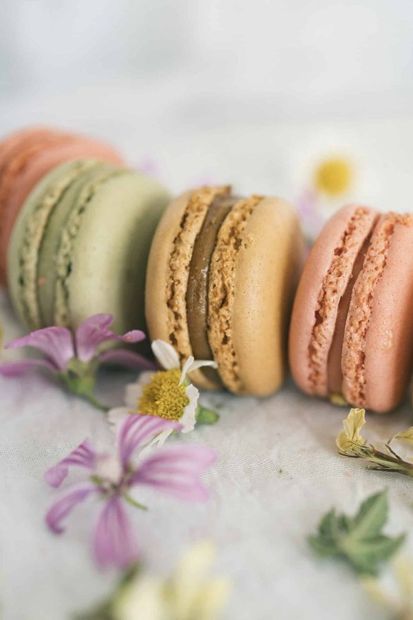 Quels sont les secrets pour réussir des macarons à la vanille avec une coque croquante et un cœur fondant ?