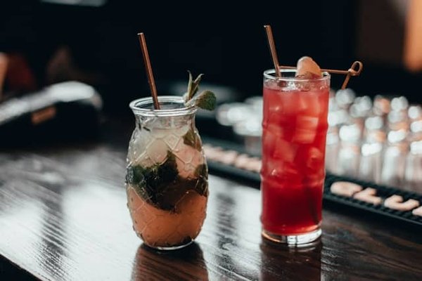 Comment utiliser des herbes aromatiques pour créer des cocktails innovants dans un bar à cocktails ?
